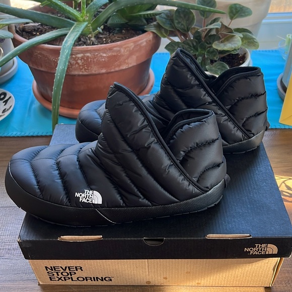 THE NORTH FACE Men's ThermoBall Traction Winter Bootie, TNF Black/TNF White - Picture 2 of 4
